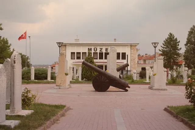 Altın saatte çekilen bu kare, Edirne Arkeoloji ve Etnografya Müzesi çevresindeki detayları yumuşak gölgelerle öne çıkardı.