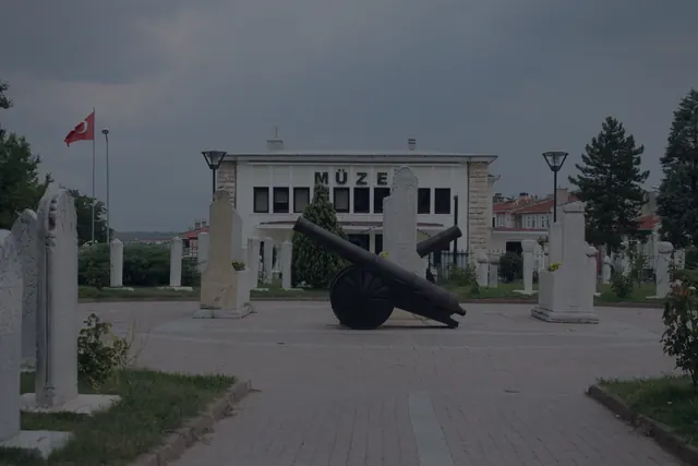 Mavi saate yaklaşırken Edirne Arkeoloji ve Etnografya Müzesi silueti, şehrin akşam ritmiyle birleşti.