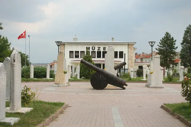 İlkbahar tonları Edirne Arkeoloji ve Etnografya Müzesi çevresindeki taş dokuyu ve açık alanları daha canlı gösterdi.