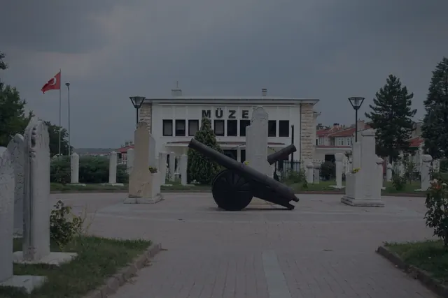 Gece ışığı etkisiyle Edirne Arkeoloji ve Etnografya Müzesi, ziyaretçinin aklında kalan daha sinematik bir iz bıraktı.