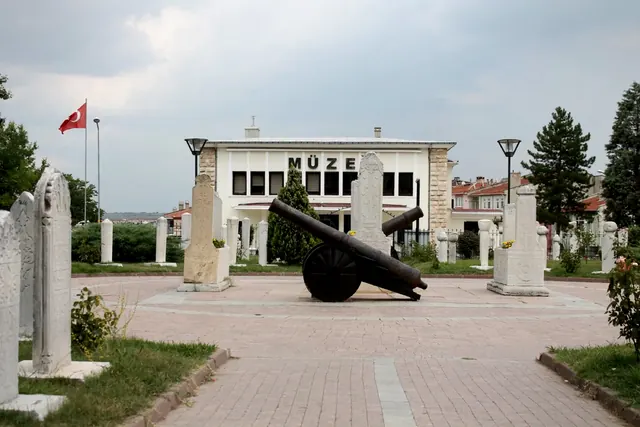 Yakın kadraj etkisi Edirne Arkeoloji ve Etnografya Müzesi çevresindeki mimari ayrıntıları öne çıkardı.