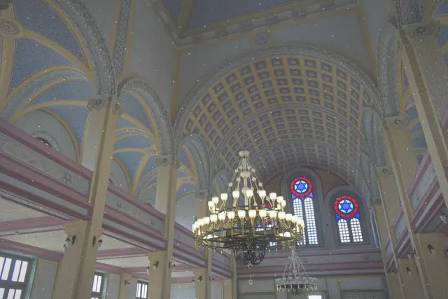 Kış sabahının serin mavisiyle Edirne Büyük Sinagogu daha sessiz, daha yalın bir ziyaret rotasına dönüştü.
