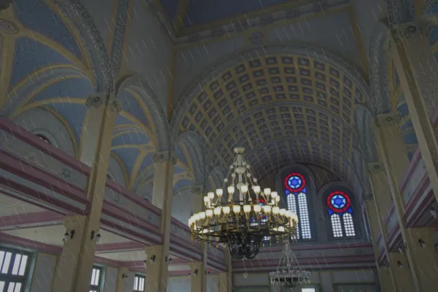 Yağmurdan sonra taş zemindeki yansımalar Edirne Büyük Sinagogu çevresine güçlü bir atmosfer kattı.