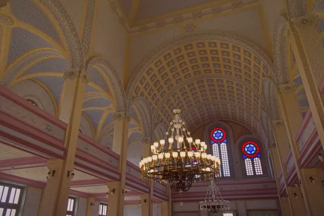 Altın saatte çekilen bu kare, Edirne Büyük Sinagogu çevresindeki detayları yumuşak gölgelerle öne çıkardı.