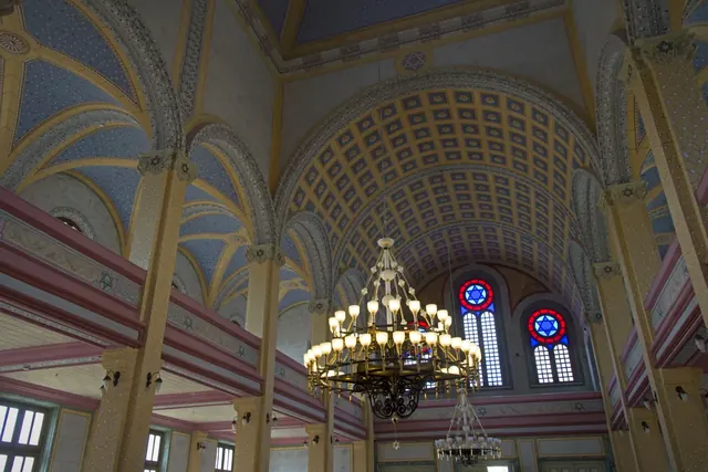 Bulutlu öğlen ışığında Edirne Büyük Sinagogu daha dengeli ve belgesel bir görünüm kazandı.