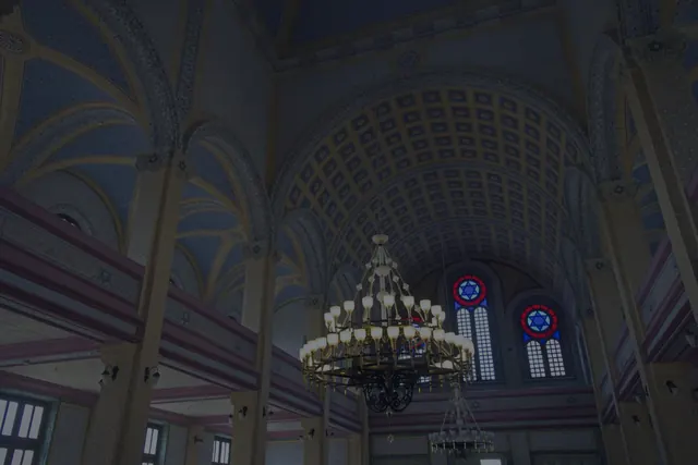 Mavi saate yaklaşırken Edirne Büyük Sinagogu silueti, şehrin akşam ritmiyle birleşti.