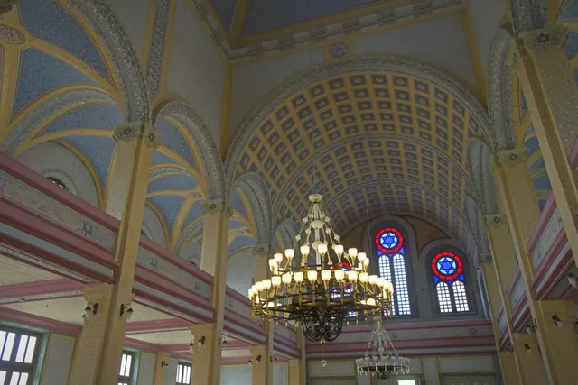 İlkbahar tonları Edirne Büyük Sinagogu çevresindeki taş dokuyu ve açık alanları daha canlı gösterdi.