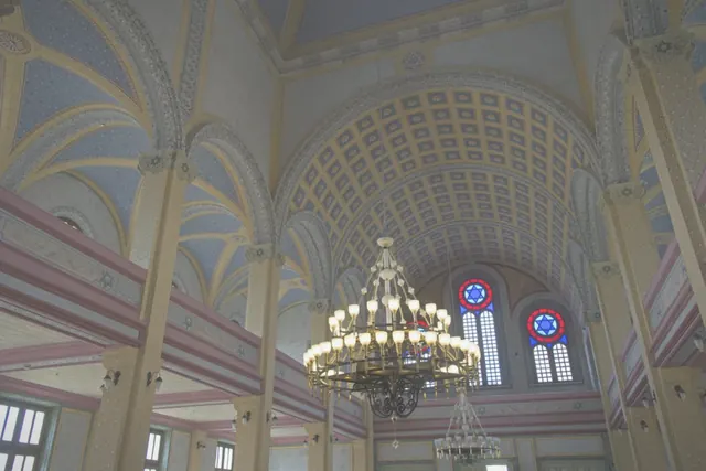 Hafif sisli sabah havası Edirne Büyük Sinagogu için daha zamansız ve sakin bir kare oluşturdu.