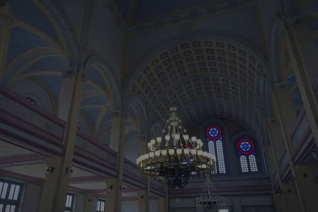 Gece ışığı etkisiyle Edirne Büyük Sinagogu, ziyaretçinin aklında kalan daha sinematik bir iz bıraktı.
