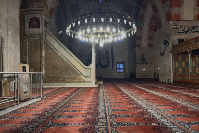 Yağmurdan sonra taş zemindeki yansımalar Eski Cami çevresine güçlü bir atmosfer kattı.