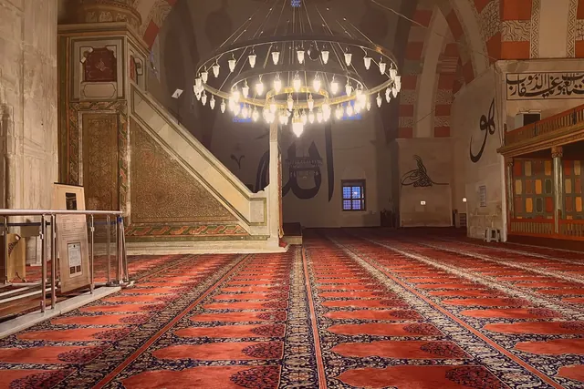 Altın saatte çekilen bu kare, Eski Cami çevresindeki detayları yumuşak gölgelerle öne çıkardı.