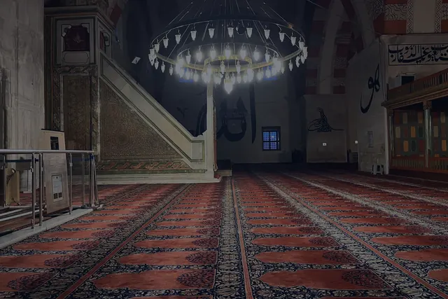 Mavi saate yaklaşırken Eski Cami silueti, şehrin akşam ritmiyle birleşti.