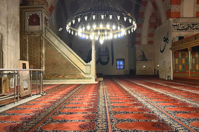 İlkbahar tonları Eski Cami çevresindeki taş dokuyu ve açık alanları daha canlı gösterdi.