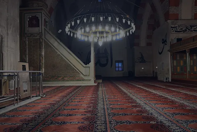 Gece ışığı etkisiyle Eski Cami, ziyaretçinin aklında kalan daha sinematik bir iz bıraktı.