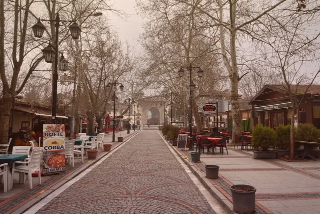 Gün batımında sıcak ışık cepheyi yumuşatırken Karaağaç Eski Tren Garı kadraja sakin bir şehir anısı gibi girdi.