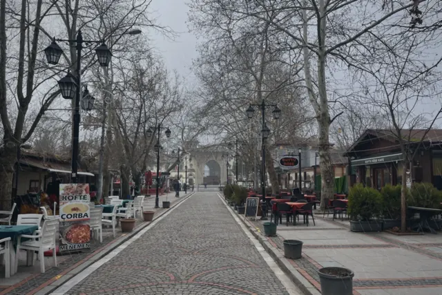 Yağmurdan sonra taş zemindeki yansımalar Karaağaç Eski Tren Garı çevresine güçlü bir atmosfer kattı.
