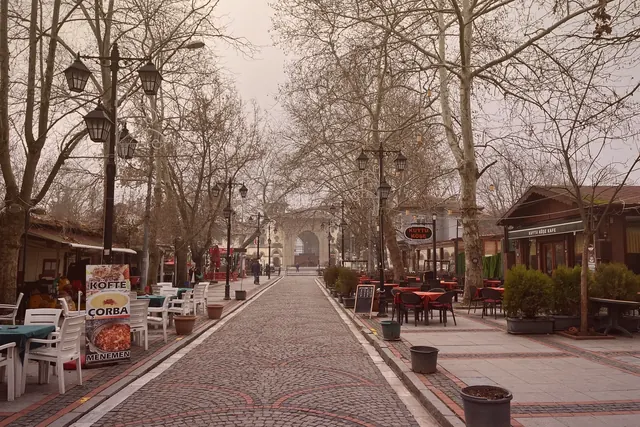 Altın saatte çekilen bu kare, Karaağaç Eski Tren Garı çevresindeki detayları yumuşak gölgelerle öne çıkardı.