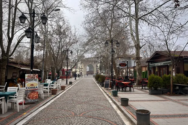 Bulutlu öğlen ışığında Karaağaç Eski Tren Garı daha dengeli ve belgesel bir görünüm kazandı.