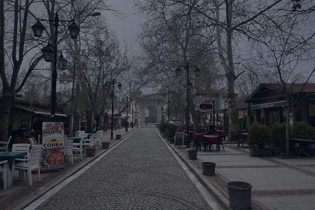 Mavi saate yaklaşırken Karaağaç Eski Tren Garı silueti, şehrin akşam ritmiyle birleşti.