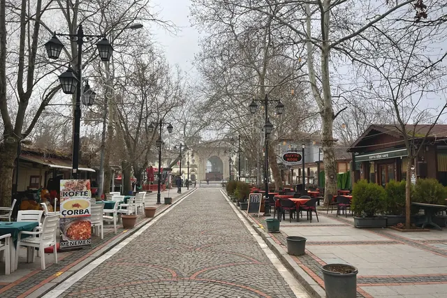 İlkbahar tonları Karaağaç Eski Tren Garı çevresindeki taş dokuyu ve açık alanları daha canlı gösterdi.
