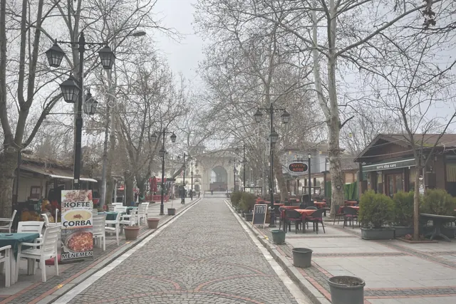 Hafif sisli sabah havası Karaağaç Eski Tren Garı için daha zamansız ve sakin bir kare oluşturdu.