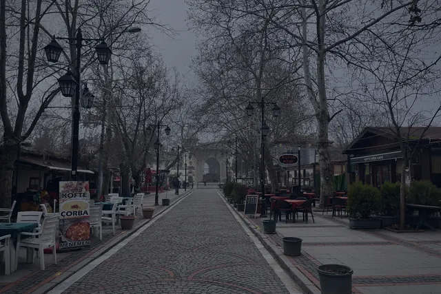 Gece ışığı etkisiyle Karaağaç Eski Tren Garı, ziyaretçinin aklında kalan daha sinematik bir iz bıraktı.