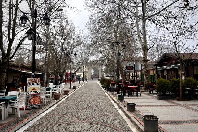 Yakın kadraj etkisi Karaağaç Eski Tren Garı çevresindeki mimari ayrıntıları öne çıkardı.