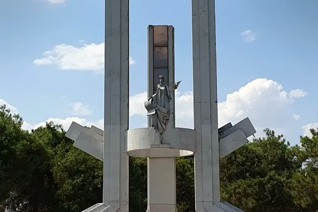 Bulutlu öğlen ışığında Lozan Anıtı daha dengeli ve belgesel bir görünüm kazandı.