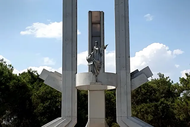 Yakın kadraj etkisi Lozan Anıtı çevresindeki mimari ayrıntıları öne çıkardı.