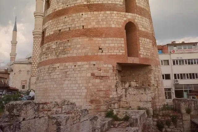 Gün batımında sıcak ışık cepheyi yumuşatırken Makedonya Kulesi ve Roma Duvarları kadraja sakin bir şehir anısı gibi girdi.