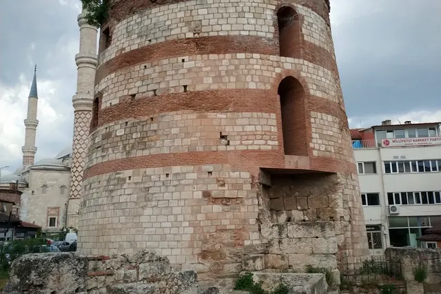 Bulutlu öğlen ışığında Makedonya Kulesi ve Roma Duvarları daha dengeli ve belgesel bir görünüm kazandı.
