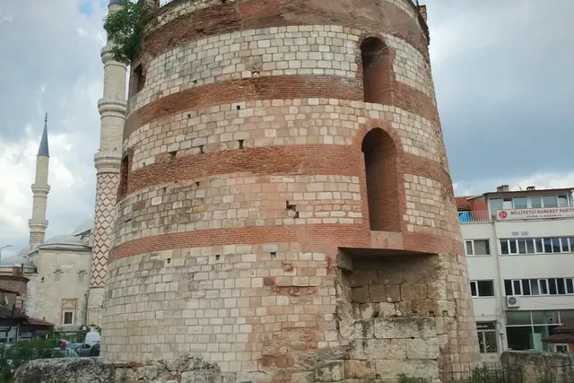İlkbahar tonları Makedonya Kulesi ve Roma Duvarları çevresindeki taş dokuyu ve açık alanları daha canlı gösterdi.