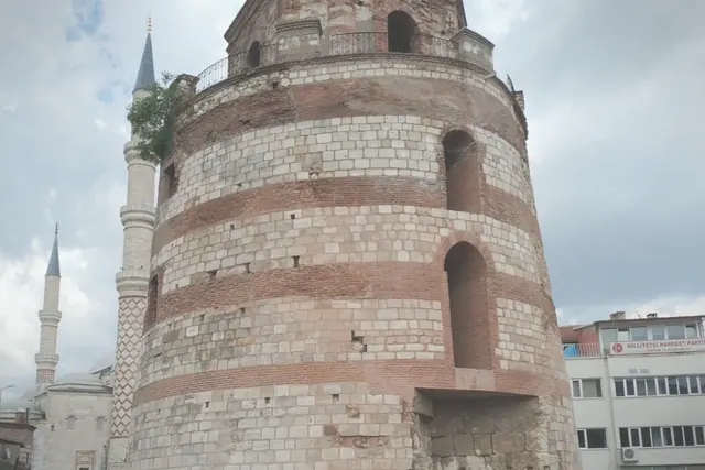 Hafif sisli sabah havası Makedonya Kulesi ve Roma Duvarları için daha zamansız ve sakin bir kare oluşturdu.