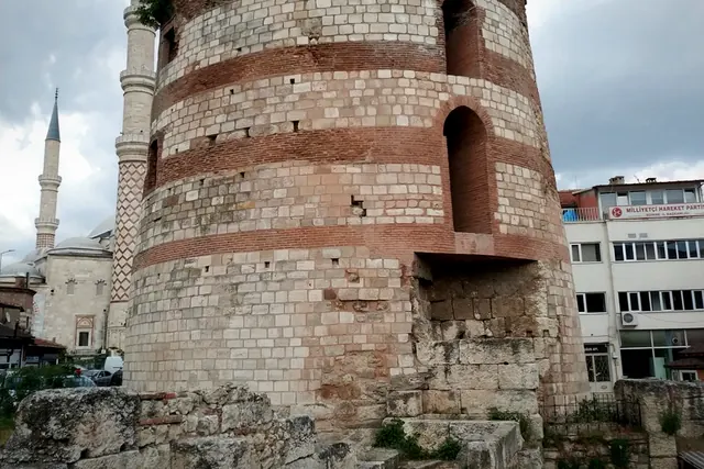 Yakın kadraj etkisi Makedonya Kulesi ve Roma Duvarları çevresindeki mimari ayrıntıları öne çıkardı.