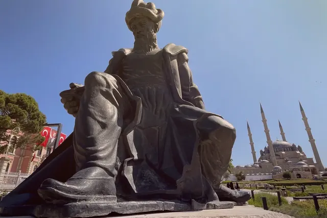 Gün batımında sıcak ışık cepheyi yumuşatırken Selimiye Camii ve Külliyesi kadraja sakin bir şehir anısı gibi girdi.