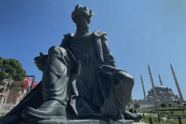 Yağmurdan sonra taş zemindeki yansımalar Selimiye Camii ve Külliyesi çevresine güçlü bir atmosfer kattı.