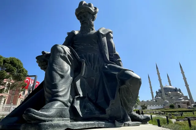 Bulutlu öğlen ışığında Selimiye Camii ve Külliyesi daha dengeli ve belgesel bir görünüm kazandı.