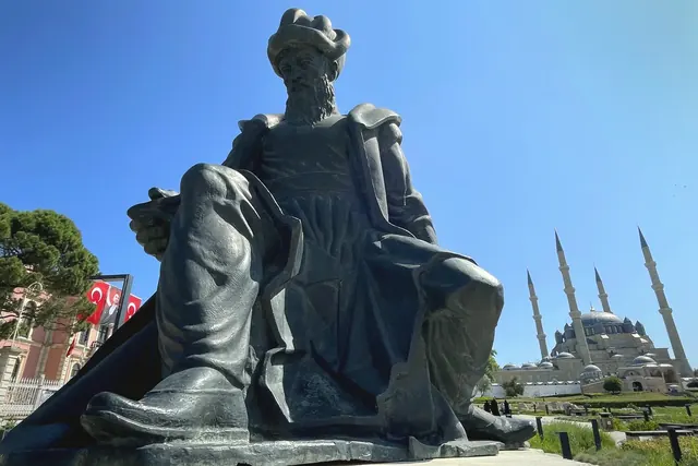 İlkbahar tonları Selimiye Camii ve Külliyesi çevresindeki taş dokuyu ve açık alanları daha canlı gösterdi.