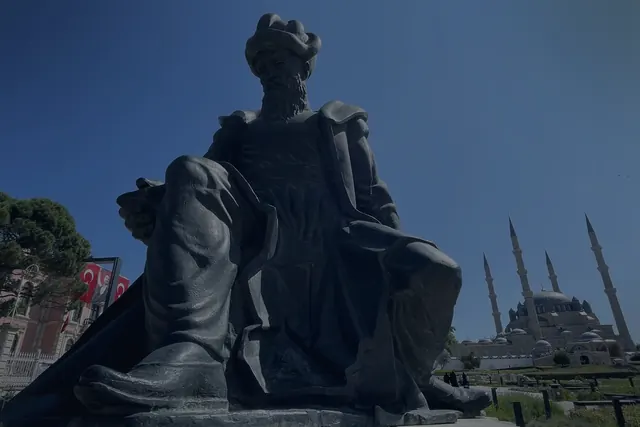 Gece ışığı etkisiyle Selimiye Camii ve Külliyesi, ziyaretçinin aklında kalan daha sinematik bir iz bıraktı.