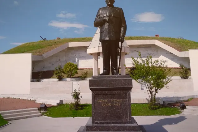 Gün batımında sıcak ışık cepheyi yumuşatırken Şükrü Paşa Anıtı ve B.Savaşları Müzesi kadraja sakin bir şehir anısı gibi girdi.