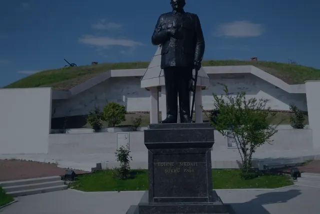 Mavi saate yaklaşırken Şükrü Paşa Anıtı ve B.Savaşları Müzesi silueti, şehrin akşam ritmiyle birleşti.