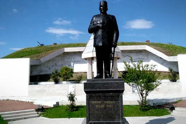 Yakın kadraj etkisi Şükrü Paşa Anıtı ve B.Savaşları Müzesi çevresindeki mimari ayrıntıları öne çıkardı.