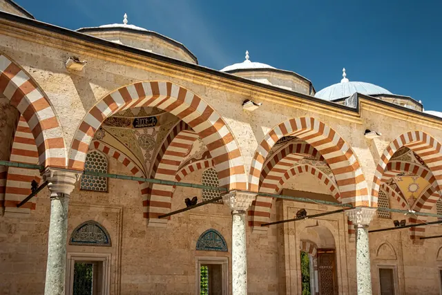 Bulutlu öğlen ışığında Üç Şerefeli Cami daha dengeli ve belgesel bir görünüm kazandı.