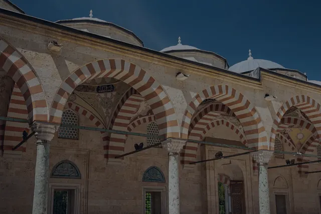 Mavi saate yaklaşırken Üç Şerefeli Cami silueti, şehrin akşam ritmiyle birleşti.