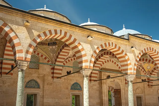 İlkbahar tonları Üç Şerefeli Cami çevresindeki taş dokuyu ve açık alanları daha canlı gösterdi.