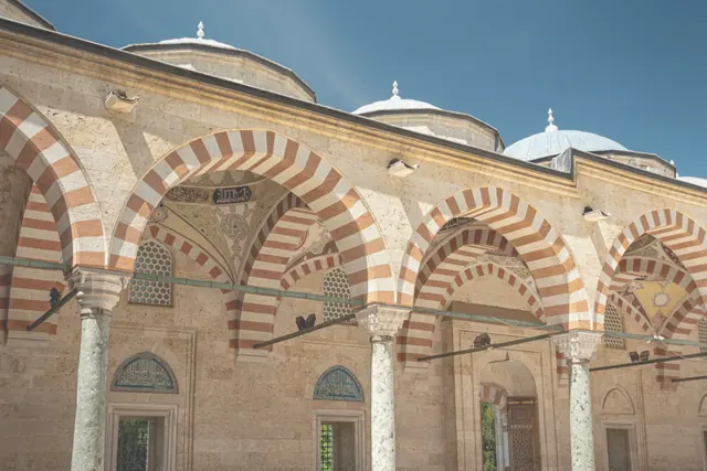 Hafif sisli sabah havası Üç Şerefeli Cami için daha zamansız ve sakin bir kare oluşturdu.