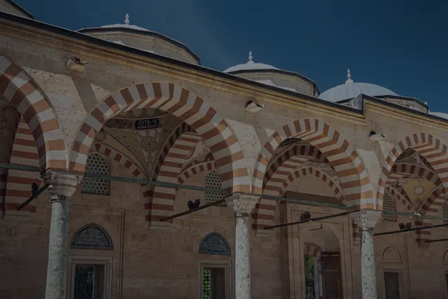 Gece ışığı etkisiyle Üç Şerefeli Cami, ziyaretçinin aklında kalan daha sinematik bir iz bıraktı.